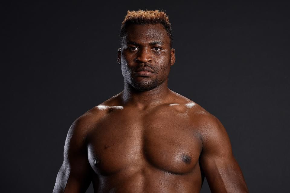 En MMA, un homme de 61 kilos soumet un poids lourd de 120 kg en 1