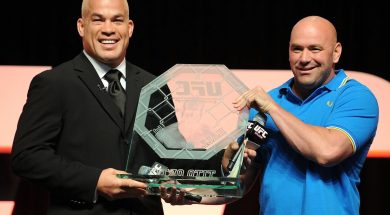 Tito-Ortiz-et-Dana-White-Trophée