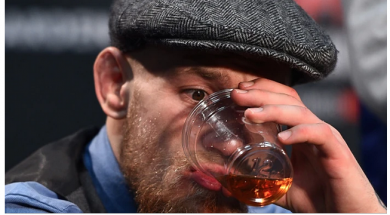 Conor-McGregor-boit-son-whisky