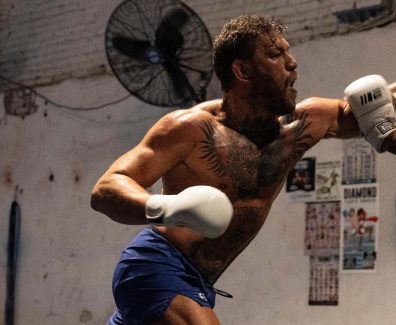 Conor McGregor fracasse la machine à coup de poing - Arts Martiaux Mixtes