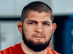 Khabib-Nurmagomedov-salué-comme-un-vrai-champion-pour-ne-pas-avoir-oublié-ses-racines