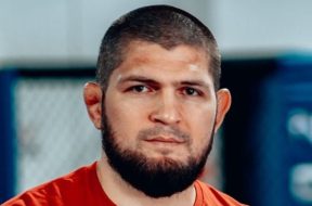 Khabib-Nurmagomedov-salué-comme-un-vrai-champion-pour-ne-pas-avoir-oublié-ses-racines