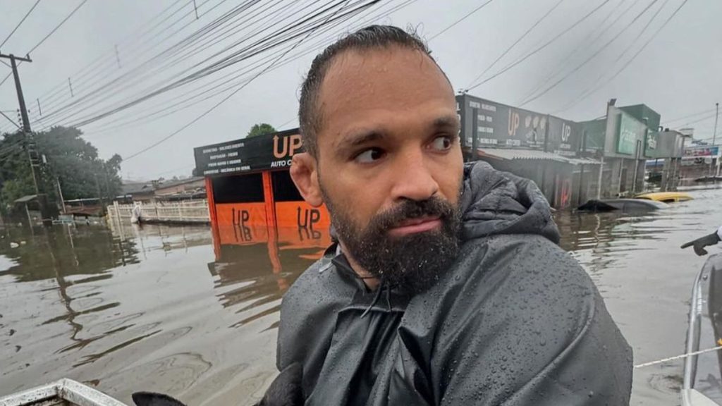 Michel Pereira, combattant chez les poids moyens à l'UFC, aide ceux qui souffrent des récentes inondations dans le sud du Brésil.