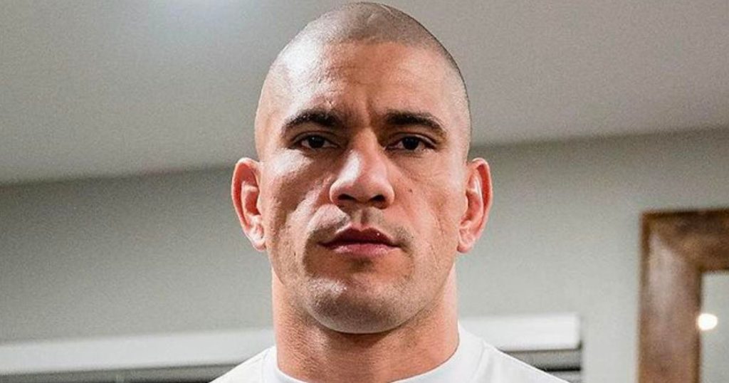 Alex Pereira explique pourquoi il se rase le crâne avant ses combats, il est terrifiant