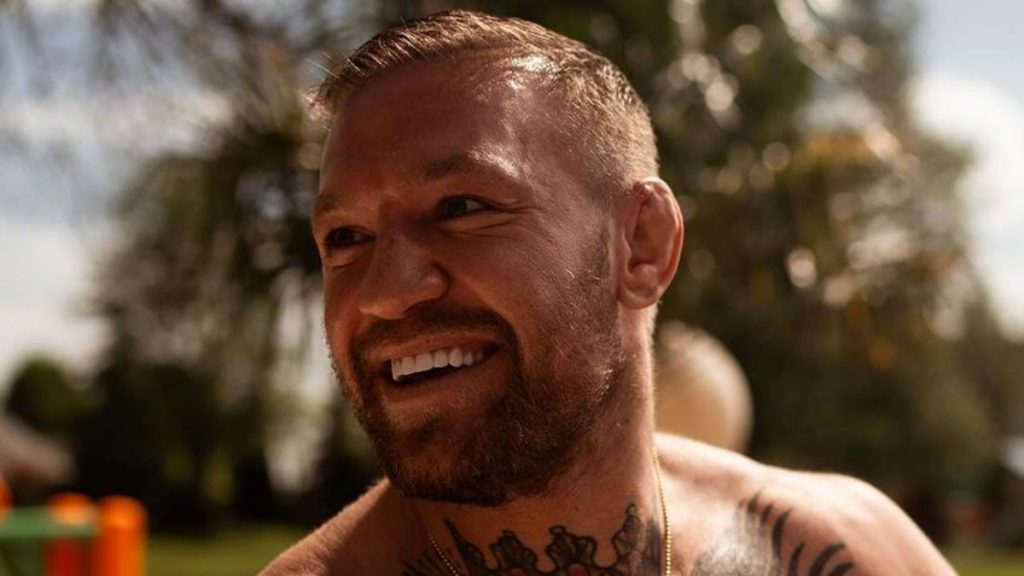 Conor McGregor a posté une photo de lui souriant dans ce qui semble être un cabinet médical. De quoi alimenter les spéculations pour son combat retour contre Michael Chandler à l'UFC 303.