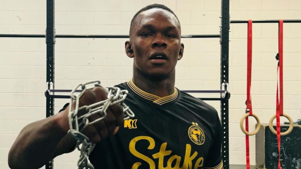 Israel Adesanya est devenu monstrueux depuis sa pause. Dan Hooker son partenaire d'entraînement confirme qu'il est devenu plus puissant.