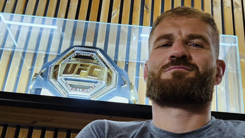 L'ancien champion des poids lourds légers de l'UFC, Jan Blachowicz, sera très bientôt de retour. Il en a fait part sur les réseaux sociaux.