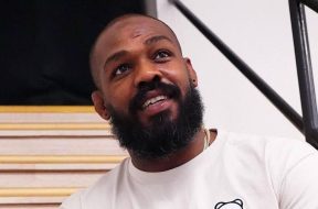 Jon-Jones-semble-partagé-entre-la-retraite-et-des-options-alléchantes