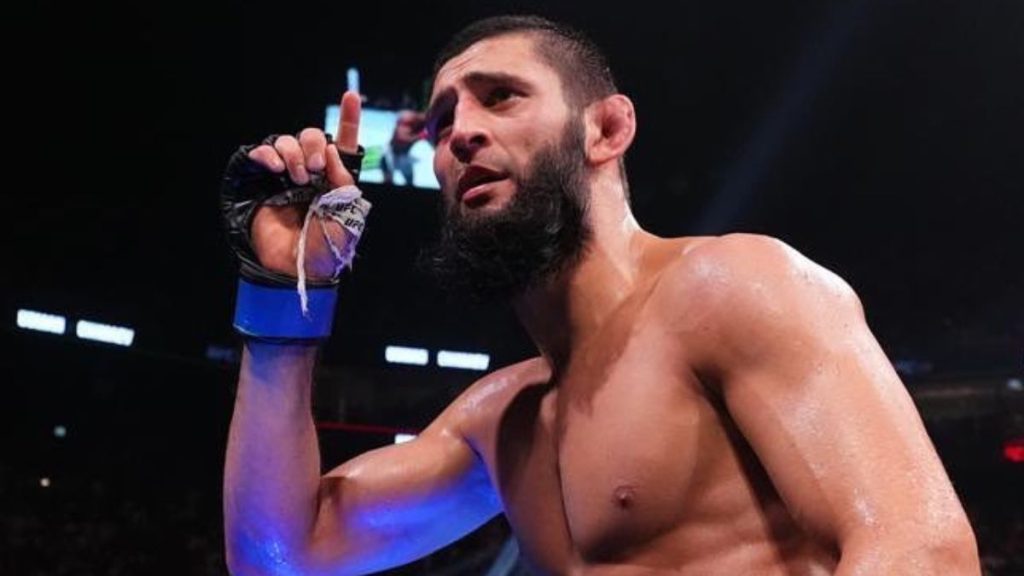 Khamzat Chimaev aimerait faire son retour à l'UFC directement avec un combat pour le titre. D'après les récents mouvements à l'UFC, il ne serait pas prioritaire mais Michael Bisping explique qu'il pourrait très bien passer devant tout le monde.