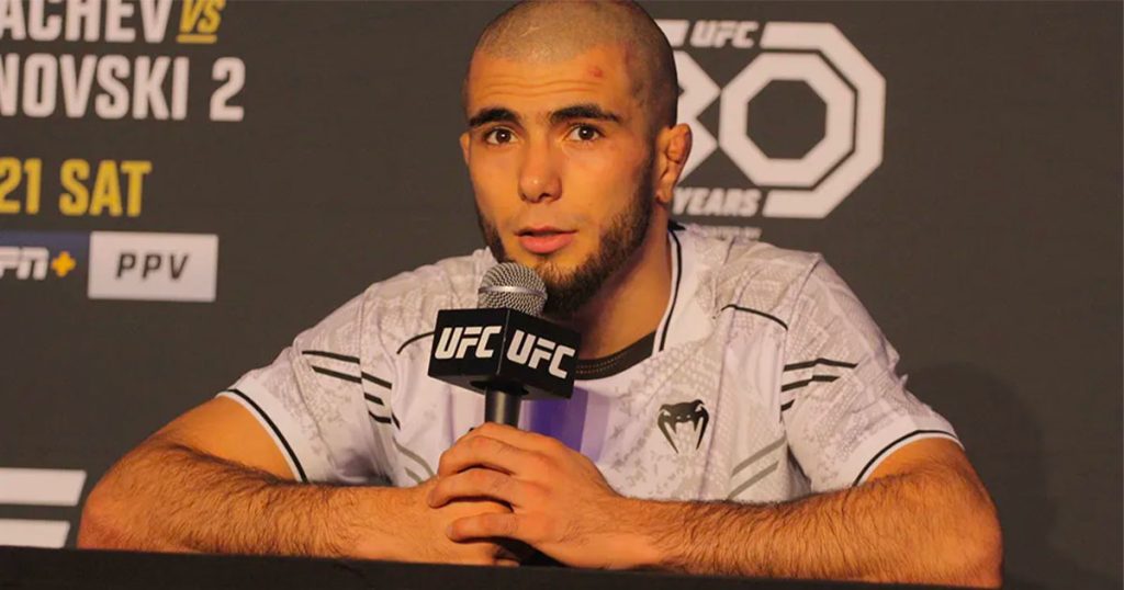 Muhammad Mokaev réagit après sa victoire, il espère rester à l'UFC