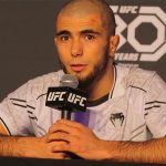 Muhammad Mokaev réagit après sa victoire, il espère rester à l'UFC