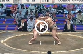 Un-Sumo-met-un-énorme-KO-à-son-adversaire-en-moins-de-15-secondes-avec-une-violente-claque