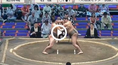 Un-Sumo-met-un-énorme-KO-à-son-adversaire-en-moins-de-15-secondes-avec-une-violente-claque