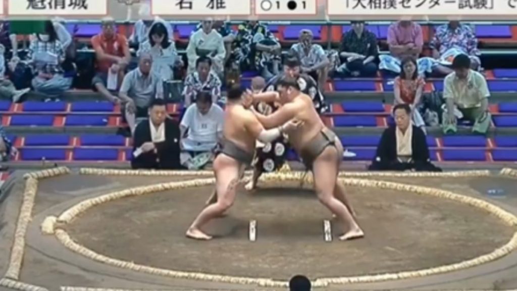 Un lutteur de Sumo a complétement détruit son adversaire en l'espace de 15 secondes lors du Nagoya basho 2024.