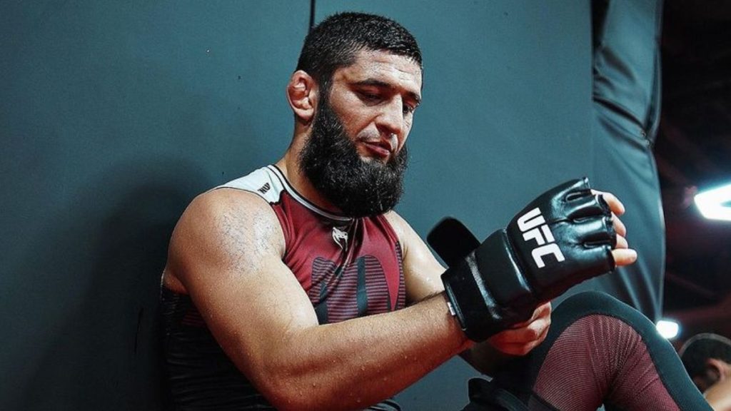 Khamzat Chimaev devait initialement combattre Robert Whittaker le 22 juin en Arabie Saoudite. Suite à une "violente" maladie, l'homme invaincu s'est désisté. Il revient sur cet épisode en détaillant les problèmes de santé qu'il a vécu.