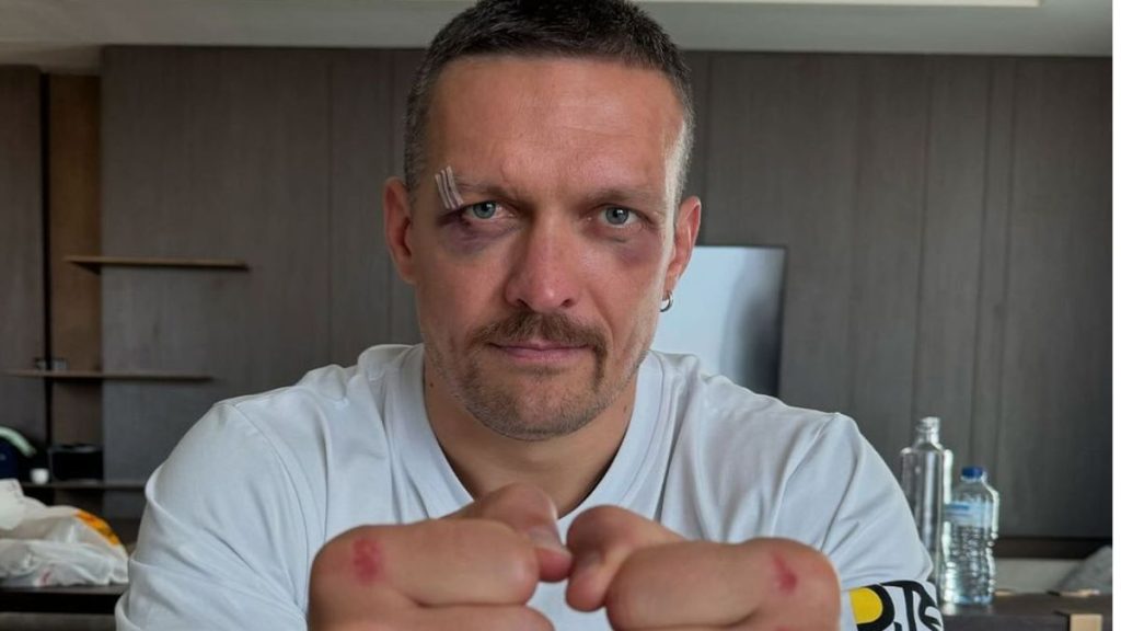 Oleksandr Usyk est le poids lourd numéro 1 actuel. Ayant battu Tyson Fury récemment, l'Ukrainien domine la catégorie en détenant trois ceintures. Un boxeur de cette même catégorie qui s'est entraîné avec lui annonce l'avoir surpassé et mis KO.