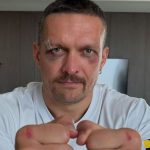 Oleksandr Usyk est le poids lourd numéro 1 actuel. Ayant battu Tyson Fury récemment, l'Ukrainien domine la catégorie en détenant trois ceintures. Un boxeur de cette même catégorie qui s'est entraîné avec lui annonce l'avoir surpassé et mis KO.