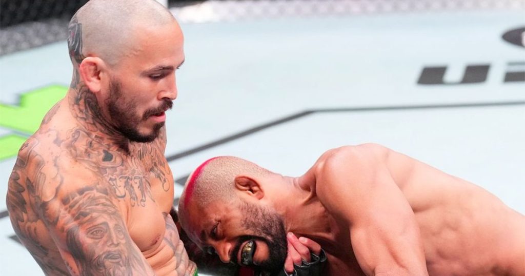 Marlon Vera réagit après sa défaite contre Deiveson Figueiredo à l'UFC Abu Dhabi