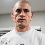 Alex Pereira défendra sa ceinture des poids mi-lourds à l'UFC 307, le 5 octobre face à Khalil Rountree. Le Brésilien ne s'imaginait pas le combattre et accuse un combattant d'avoir refusé de se battre.