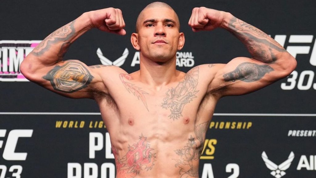 Alex Pereira est l'actuel champion des mi-lourds de l'UFC. Si le Brésilien avait laissé entendre qu'il pourrait monter chez les poids lourds, son coach semble être du même avis.