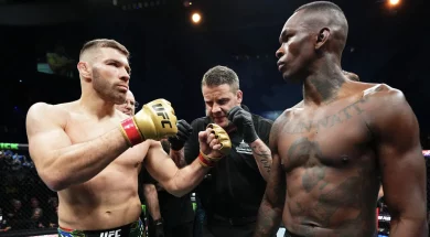 dricus-du-plessis-contre-israel-adesanya-dans-la-cage-a-l-ufc-305