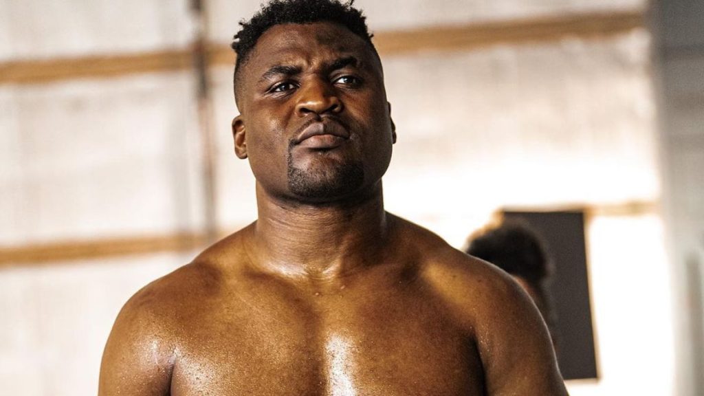 Francis Ngannou s'entraîne avec une grande équipe, dont Eric Nicksick fait partie. Ce dernier a notamment raconté la fois où le combattant PFL a offert un cadeau précieux à l'un de ses coachs, qui a été ému jusqu'aux larmes.