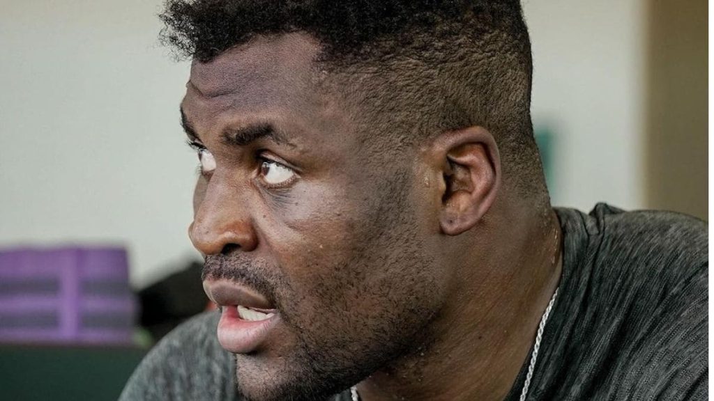 Francis Ngannou affronte Renan Ferreira le 19 octobre prochain, en Arabie Saoudite pour le compte du PFL. Lors de leur récente conférence de presse, certains propos du Brésilien avaient fait réagir la sphère MMA. Le poids lourd s'est exprimé.