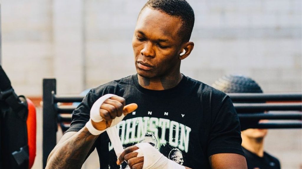 Israel Adesanya a été battu par Dricus Du Plessis lors de l'UFC 305 en Australie. Son ancien rival, Alex Pereira, a récemment émis l'hypothèse que le Nigérian aurait pu combattre avec une blessure. Adesanya répond sur X.