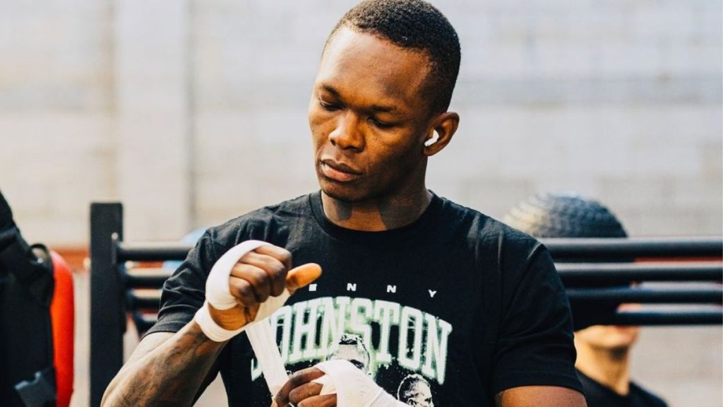 Israel Adesanya affronte Dricus Du Plessis le 18 août prochain, en Australie. La ceinture des middleweights sera notamment en jeu. Le champion est revenu sur les accusations portées à l'encontre de son adversaire, au sujet de connotations raciales.