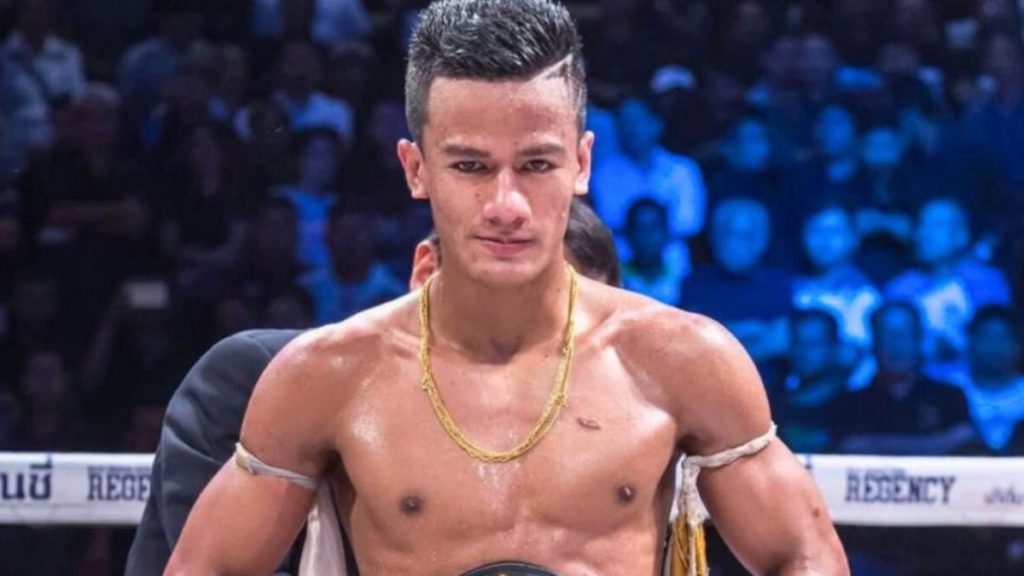 Saifon Rattanaphanu, un célèbre combattant de Muay Thai, est actuellement au centre d'une chasse à l'homme en Thaïlande. Le boxeur, connu sous le nom de Haseng Wahani, aurait tué son père la nuit dernière, et se serait échappé.