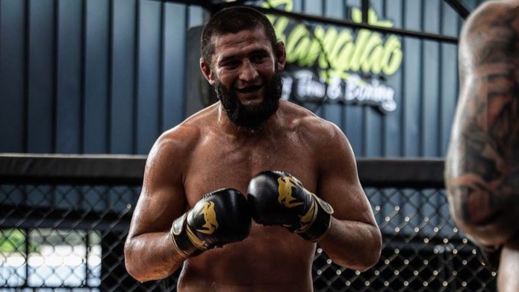 Khamzat Chimaev se prépare intensivement pour son combat contre Robert Whittaker, prévu le 26 octobre lors de l'UFC 308 à Abu Dhabi.