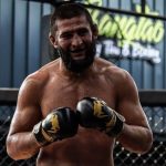 Khamzat Chimaev se prépare intensivement pour son combat contre Robert Whittaker, prévu le 26 octobre lors de l'UFC 308 à Abu Dhabi.