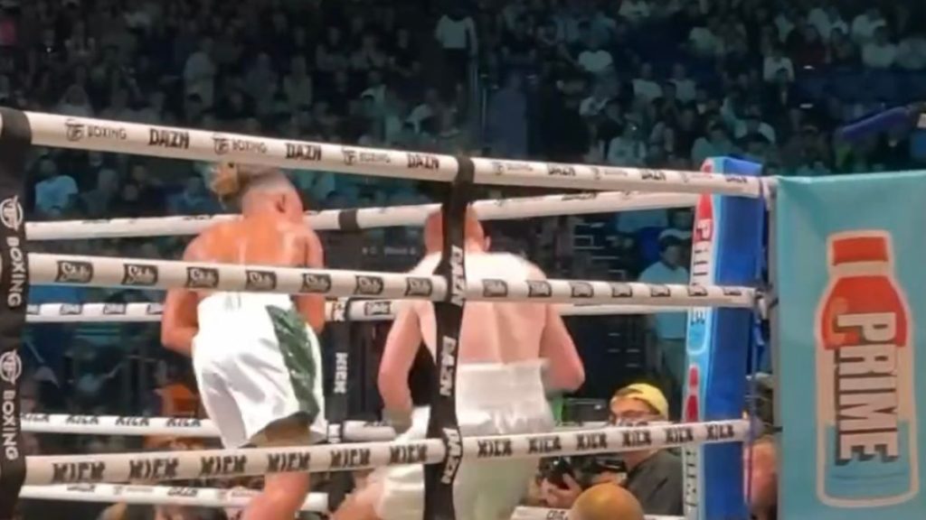 Dave Fogarty, un ami proche de Conor McGregor et photographe, a combattu ce samedi dans un ring de boxe. Malheureusement pour lui, ce dernier a encaissé un terrible KO. La superstar de l'UFC a réagi.