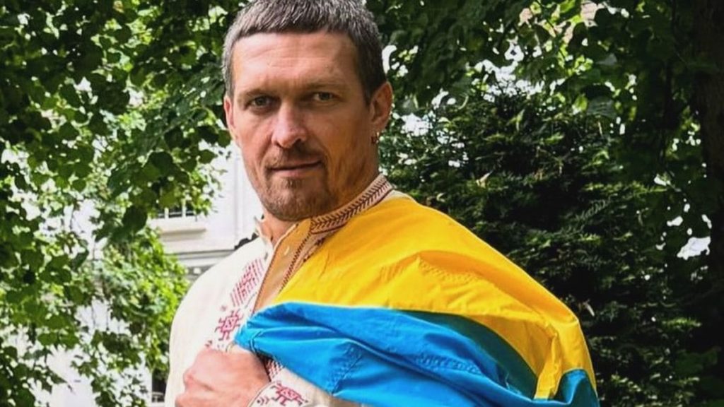 Oleksandr Usyk affronte Tyson Fury en décembre prochain afin de défendre ses trois ceintures mondiales des poids lourds. Dans une récente interview, l'Ukrainien a nommé les deux boxeurs qu'il veut affronter avant sa retraite.