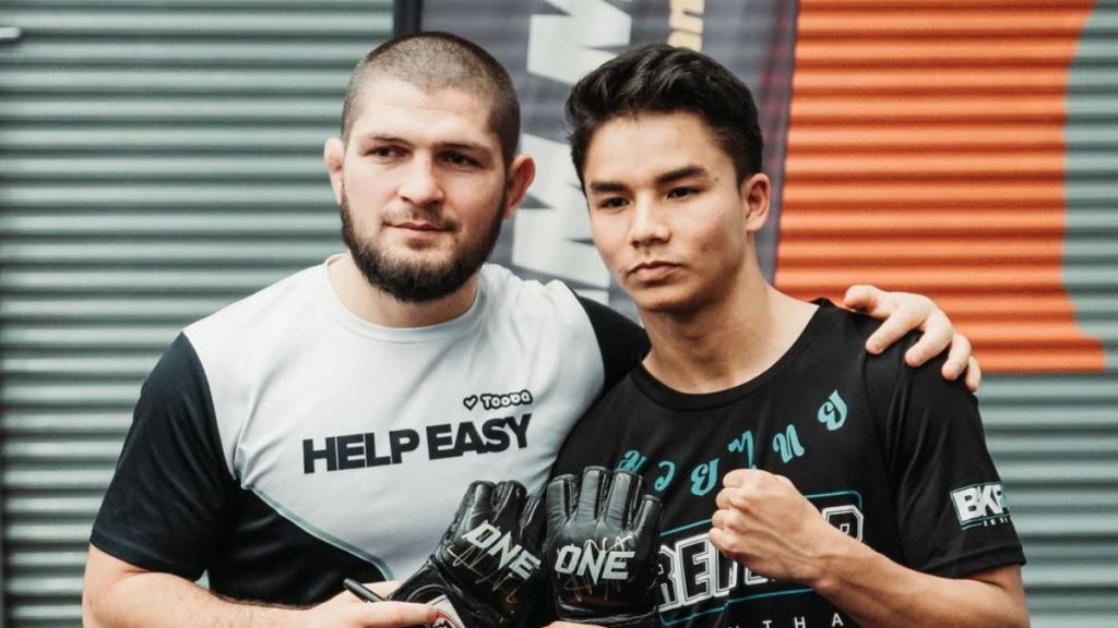 La légende de l'UFC, Khabib Nurmagomedov cherche à entraîner Johan Ghazali, 17 ans, en vue d'une éventuelle entrée en MMA. Pour l'instant, 'Jojo' est un prodige du muay thaï.