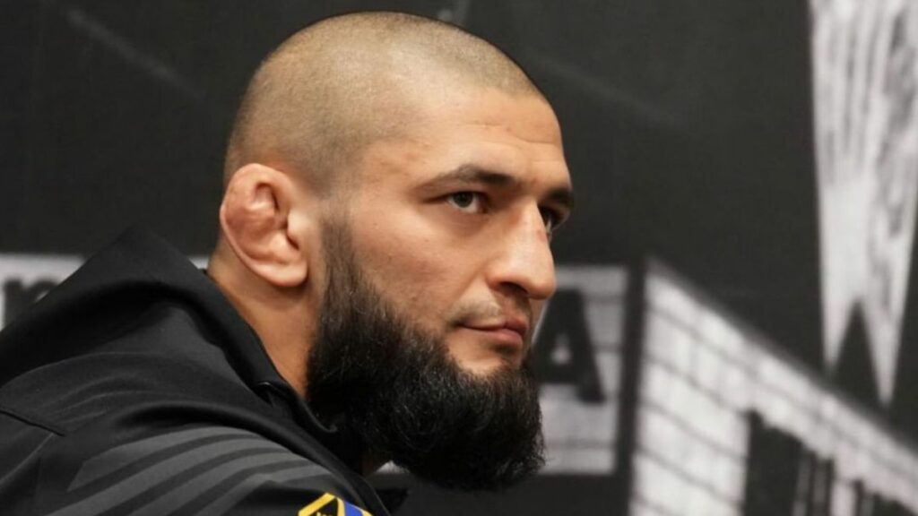 Khamzat Chimaev fera son retour dans la cage ce lors de l'UFC 308 de ce 26 octobre face à Robert Whittaker. 'Borz' s'est ouvert sur ses séances d'entraînement avec l'ancien champion de l'UFC Sean Strickland.