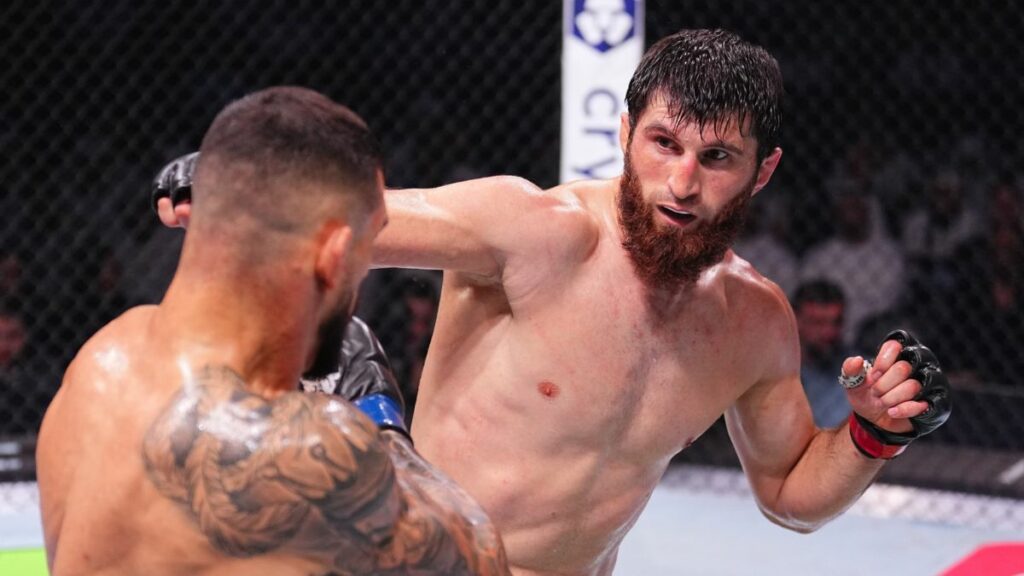 Magomed Ankalaev a affronté Aleksandar Rakic en carte principale de l’UFC 308, à Abu Dhabi. Désireux d’avoir sa chance de titre contre Alex Pereira, le Russe a dominé son adversaire, le battant par décision unanime.