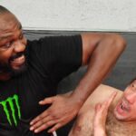 Jon Jones a totalement maîtrisé Stipe Miocic lors de leur combat en main event de l'UFC 309. Cette victoire a été marquée par une touche française : Jean-Charles Skarbowsky.