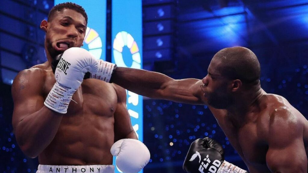 Anthony Joshua, grand nom de la boxe poids lourds, a perdu face à Daniel Dubois par TKO en septembre dernier. D'emblée, le clan du boxeur, orchestré par Eddie Hearn, a ordonné une revanche. Mais une blessure serait venue ternir les plans du Britannique.