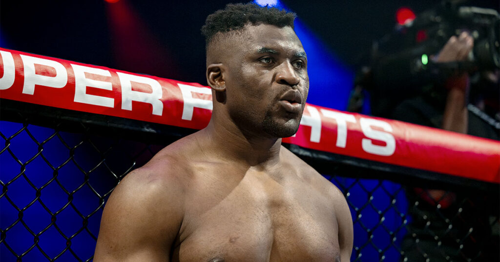 Le premier triple champion de l'histoire du MMA défie Francis Ngannou : "Il n'aurait pas dû..."