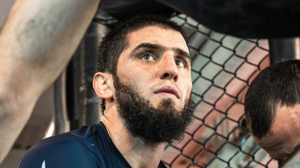 Islam Makhachev va défendre sa ceinture lors du main event de l'UFC 311 le 18 janvier, face à Arman Tsarukyan. Le champion des poids légers a fait le point sur sa préparation.