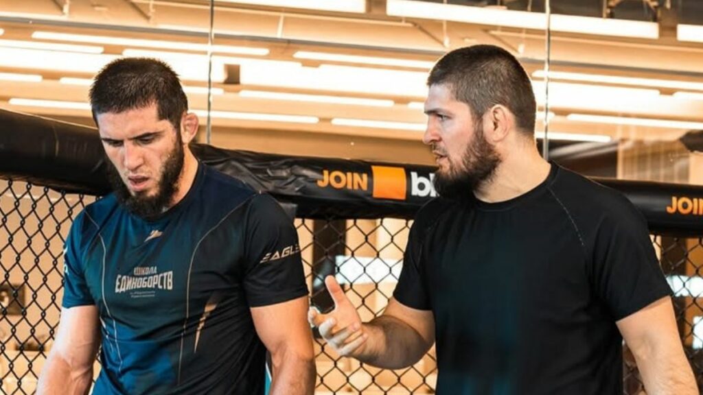 Khabib Nurmagomedov n’est pas connu pour ménager ses compagnons d’entraînement. Le champion des poids légers, Islam Makhachev, ainsi qu’Umar Nurmagomedov, en font les frais à l’approche de leurs affrontements pour l’UFC 311.