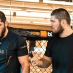 Khabib Nurmagomedov n’est pas connu pour ménager ses compagnons d’entraînement. Le champion des poids légers, Islam Makhachev, ainsi qu’Umar Nurmagomedov, en font les frais à l’approche de leurs affrontements pour l’UFC 311.