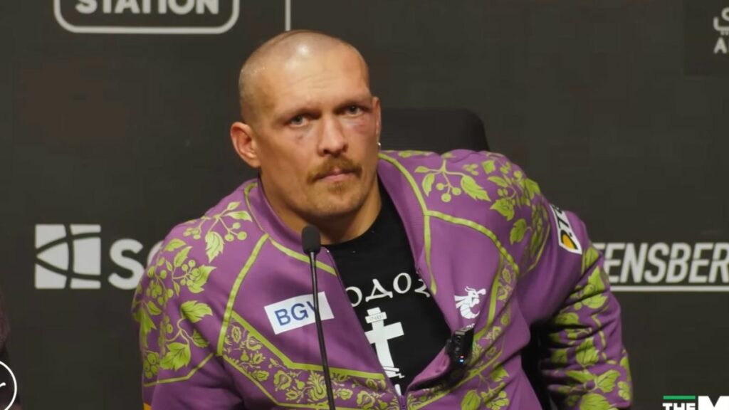 Ce samedi soir, Oleksandr Usyk a battu Tyson Fury par décision unanime, et conserve ainsi ses trois ceintures. En conférence de presse, l'Ukrainien a notamment réagi à sa victoire.