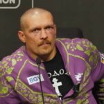 Ce samedi soir, Oleksandr Usyk a battu Tyson Fury par décision unanime, et conserve ainsi ses trois ceintures. En conférence de presse, l'Ukrainien a notamment réagi à sa victoire.