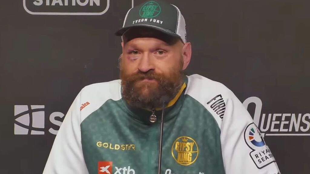 Oleksandr Usyk s'est imposé contre Tyson Fury par décision unanime, ce samedi 21 décembre en Arabie Saoudite. En conférence de presse, le Britannique a réagi et semble contrarié.