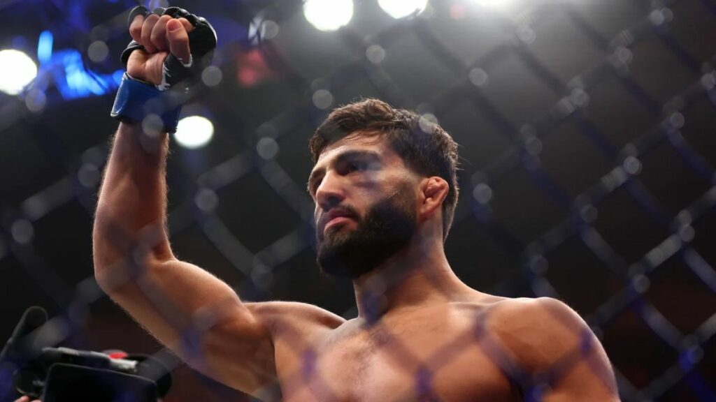 Arman Tsarukyan défiera le champion des poids légers de l'UFC, Islam Makhachev, le 18 janvier. L'Arménien comprend les enjeux de ce combat et reste confiant.