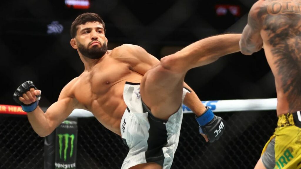 Arman Tsarukyan a suscité beaucoup d’enthousiasme pour sa revanche contre Islam Makhachev lors de l’UFC 311. Il a réussi à faire monter encore davantage les attentes en évoquant sa technique secrète.