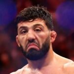 L'entraîneur du champion poids léger de l'UFC, Islam Makhachev, souhaite que le combat contre Arman Tsarukyan soit reprogrammé.