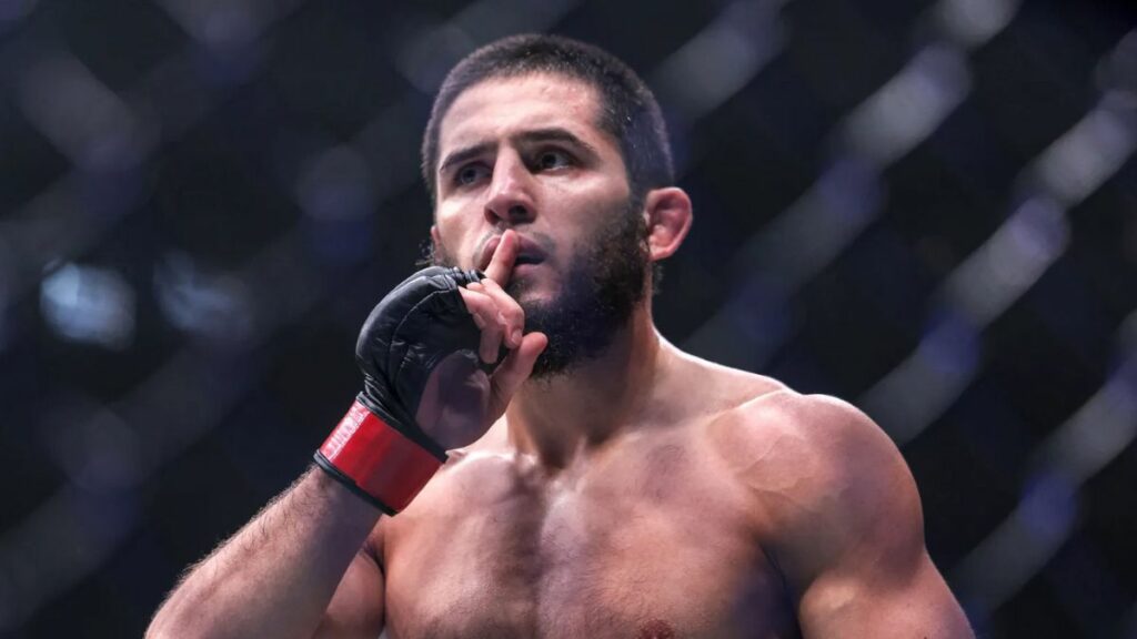 Le champion des poids légers Islam Makhachev remet en question les ceintures noires de Jiu-Jitsu frauduleuses à l'UFC. Il félicite un combattant d’avoir réellement mérité cet honneur.